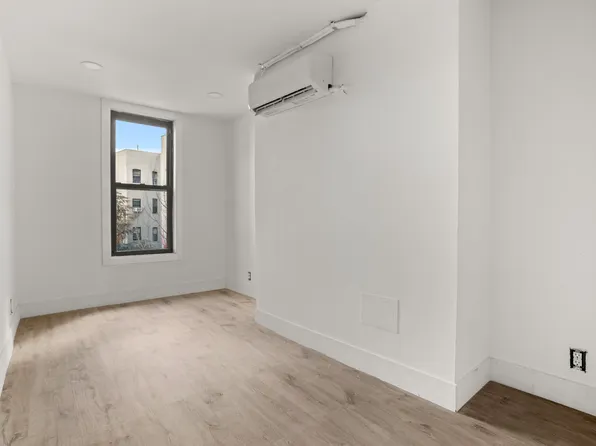 1042 Hall Place image 8 of 15