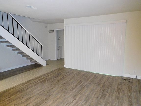 5th image of 215 Roundtree Ct