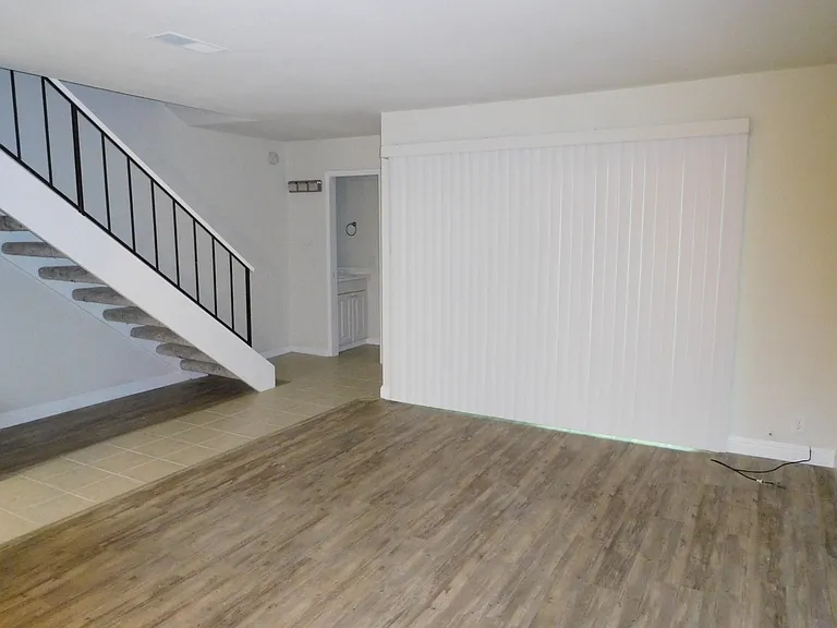 215 Roundtree Ct — Photo 5