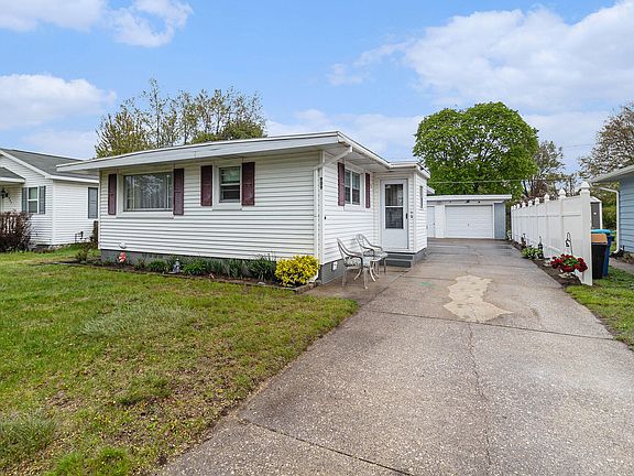 2nd image of 909 Lawndale St