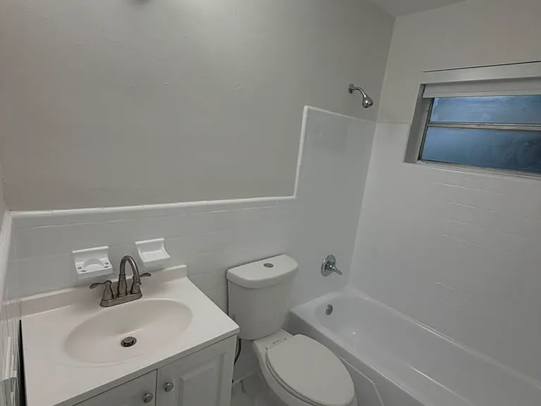 219 NW 10th Ave #4 — Photo 2