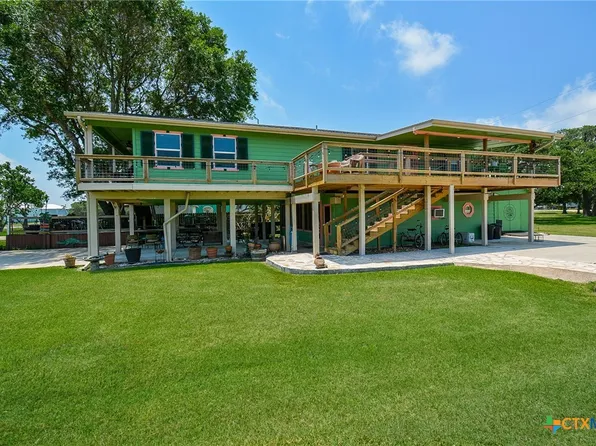 2365 W Bayshore Dr, Palacios, TX 77465