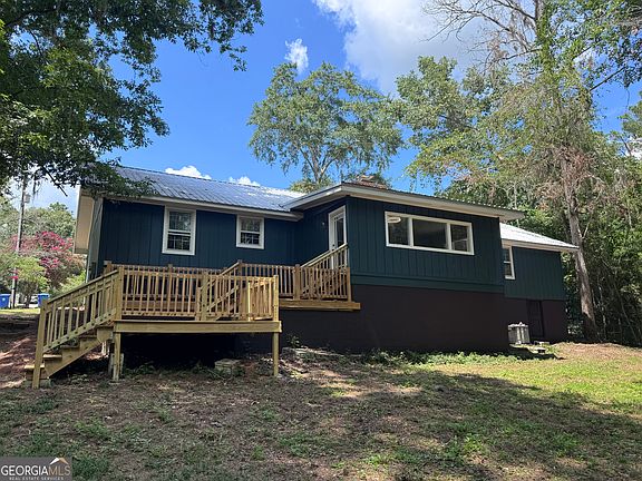 3rd image of 304 Pinewood Dr