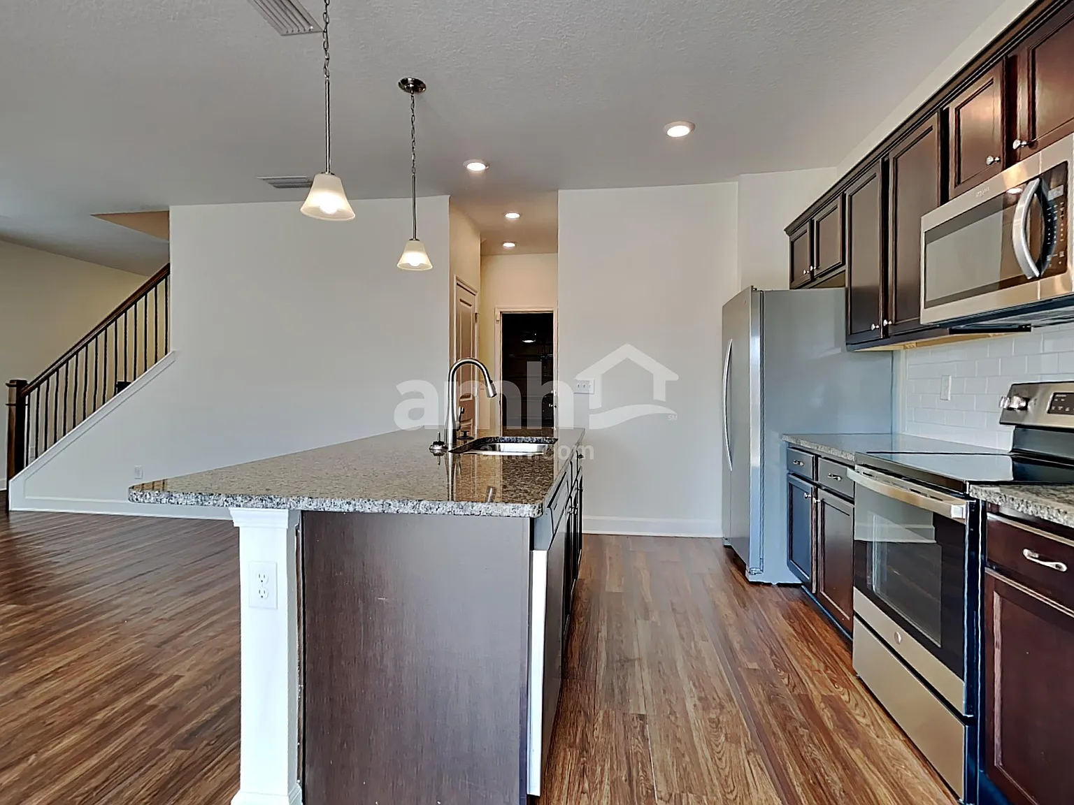 4 bed, 2.5 bath, 1977 sqft, $2,205 — Photo 3