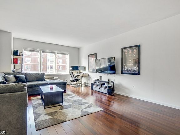 3rd image of 2313 City Pl #2313