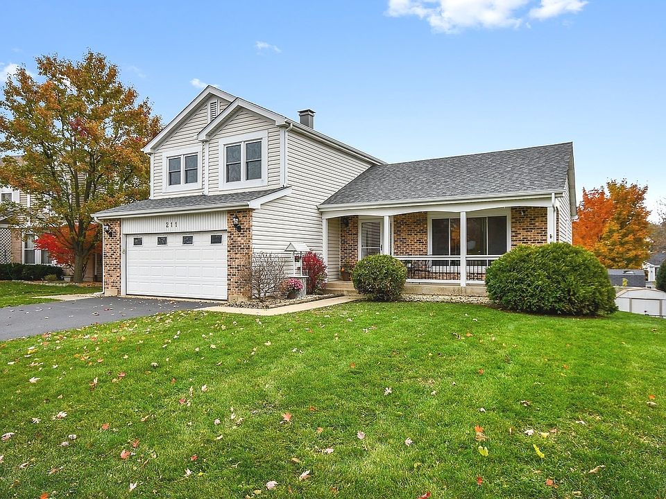 Welcome to....3 beds, 3 1/2 baths, Living Rm, Dining Rm, Kitchen, Eating Area, Family Rm, WALKOUT FINISHED basement, 2 car garage w/heat & A/C & fenced back yard!!!