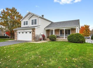 211 Timber Oaks Dr, North Aurora, IL 60542