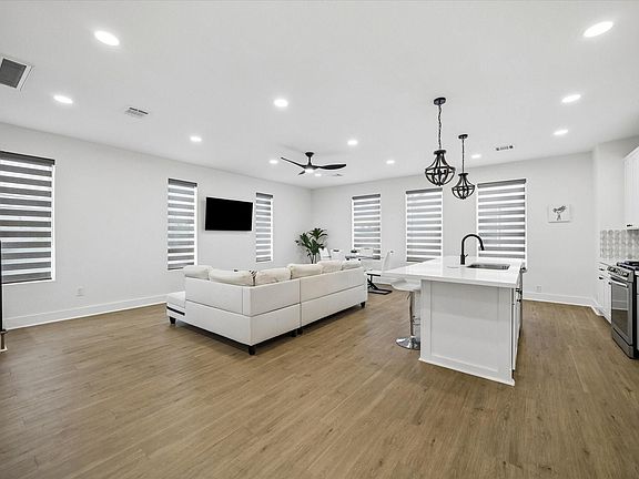 5th image of 104 E 44th St #A