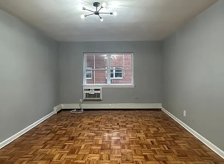 138 E 7th St #7 — Photo 3