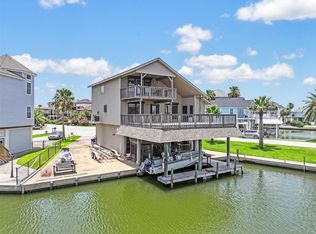 214 Easterly Dr, Tiki Island, TX 77554