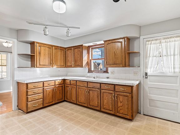 4th image of 2007 N Division St