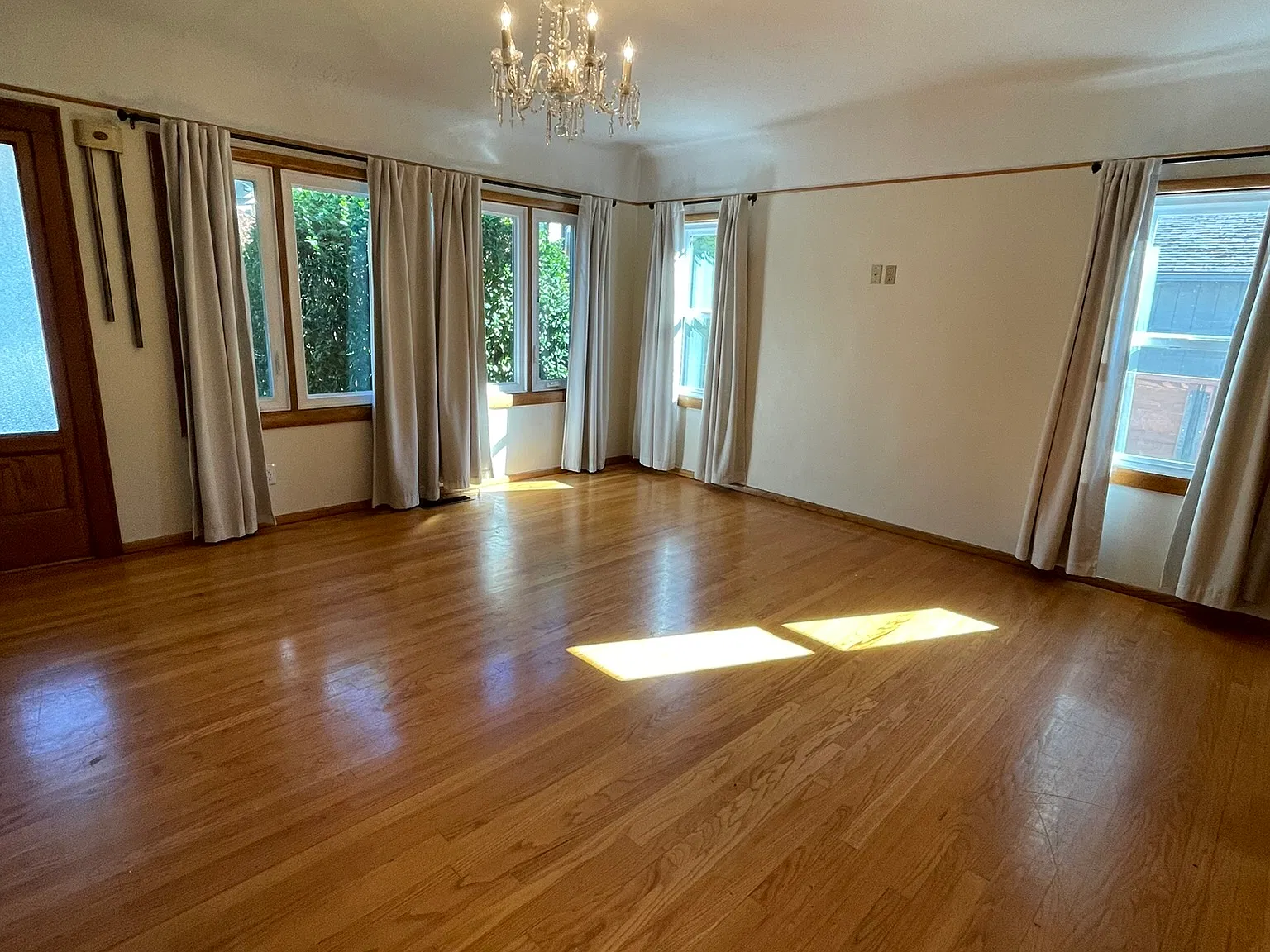 4 bed, 2.5 bath, 1932 sqft, $3,425 — Photo 2