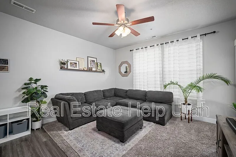 952 W Big Ben Ln #G101
