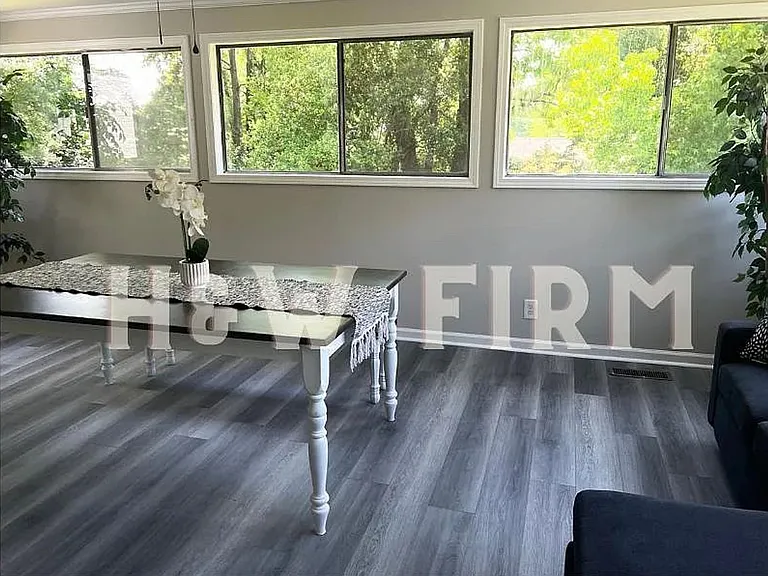 404 Formosa Ave — Photo 8