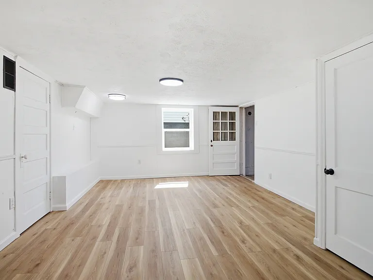 975 Washburn St — Photo 21
