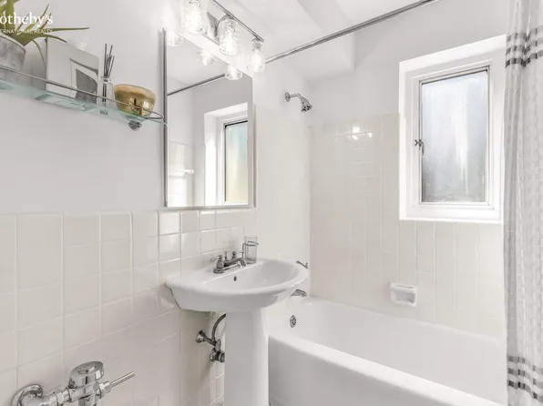 249 East 48th Street 10B image 16 of 17