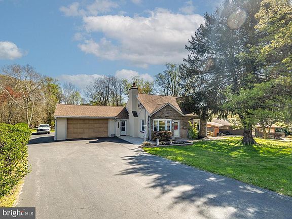 2nd image of 405 E Woodland Ave