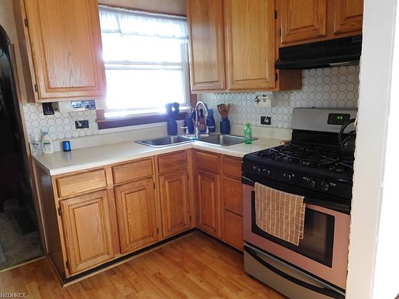 4th image of 147 N Plum St