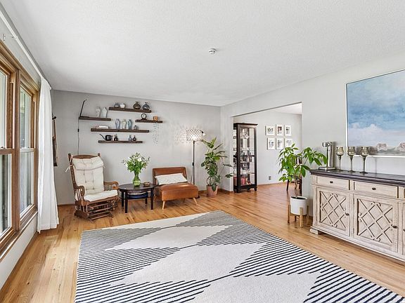 4th image of 808 W 27th Ter