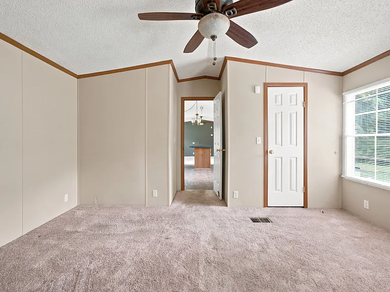 1042 Artic Loop — Photo 14