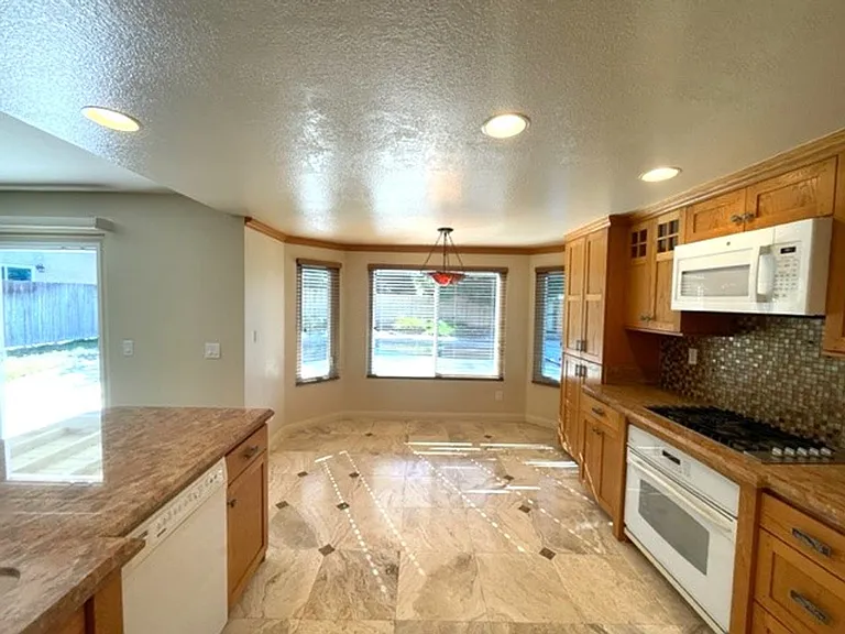 526 Trailridge Dr — Photo 4