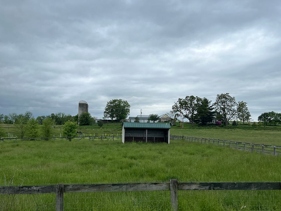 Fenced pasture and run in shed