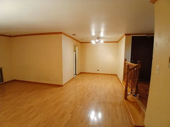 904 Surrey Dr APT 2B, Schaumburg, IL 60193