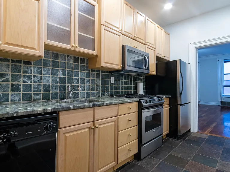 110 E 17th St #2R — Photo 8
