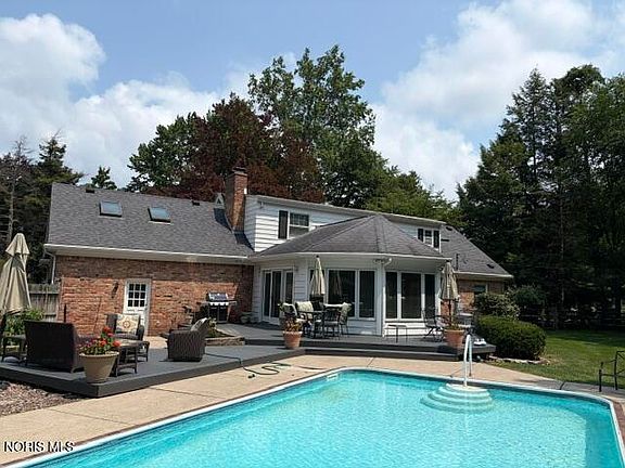 3rd image of 4919 Forest Hill Dr