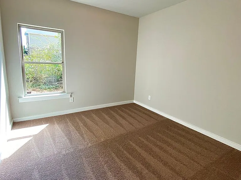 489 Andrew Dr — Photo 11