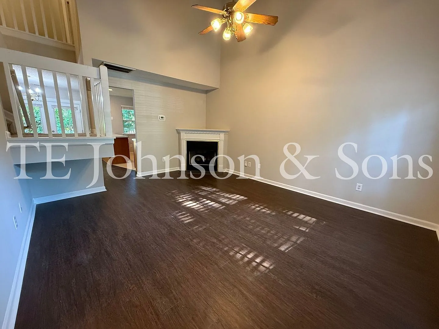 Beautiful 3BR Home with Vaulted Ceilings, Community Pool & Main Level Primary Suite — Photo 2