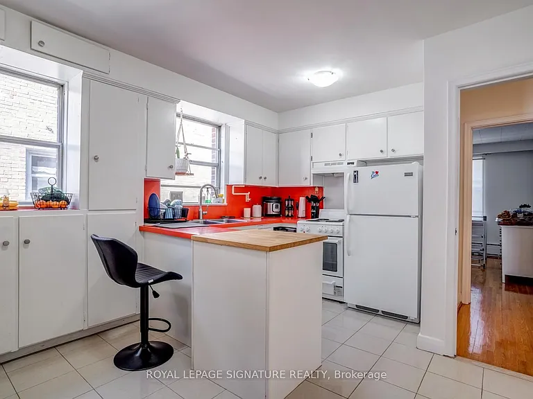 138 Woburn Ave — Photo 4
