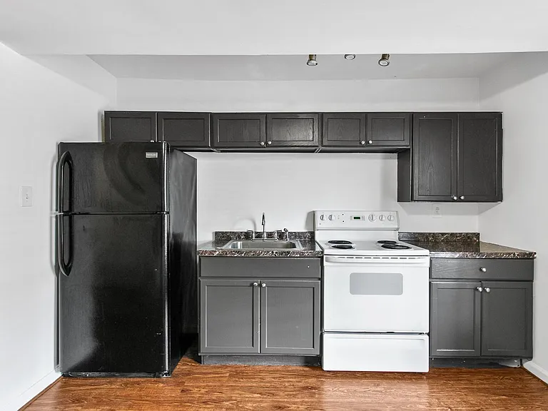 5th Avenue Apartments — Photo 8