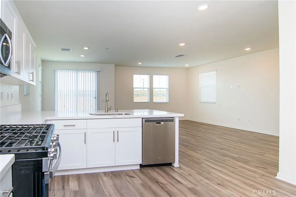 3 bed, 2.5 bath, 1719 sqft, $3,400 — Photo 4
