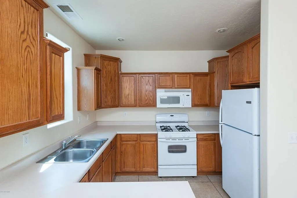 1379 E Scarlet Drive — Photo 4