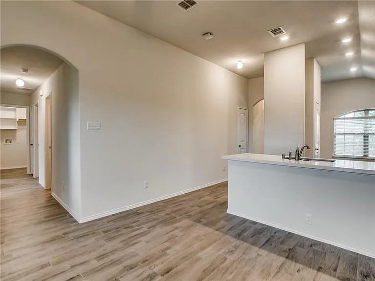 8944 Devonshire Dr — Photo 5