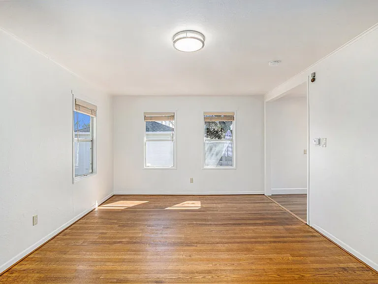 1542 Bay St. - 2 bedroom | 1 bath | Large backyard — Photo 4