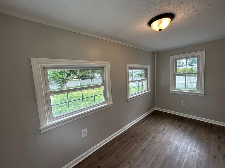 26901 Farringdon Ave — Photo 3
