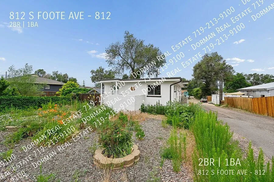 Available Now! Bright and Beautiful 2 Bedroom, 1 Bath! — Photo 2