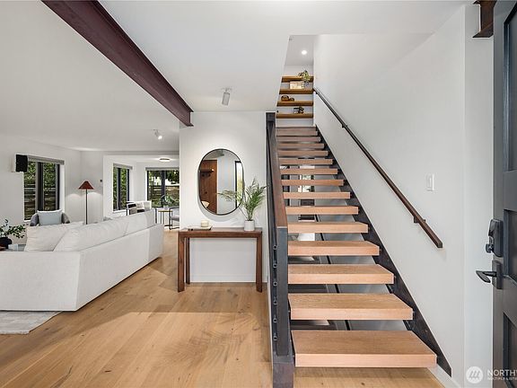 5th image of 1633 E Calhoun Street