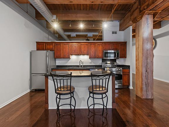 5th image of 360 W Illinois St APT 320