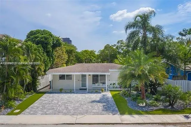 638 SW 5th Ave — Photo 1