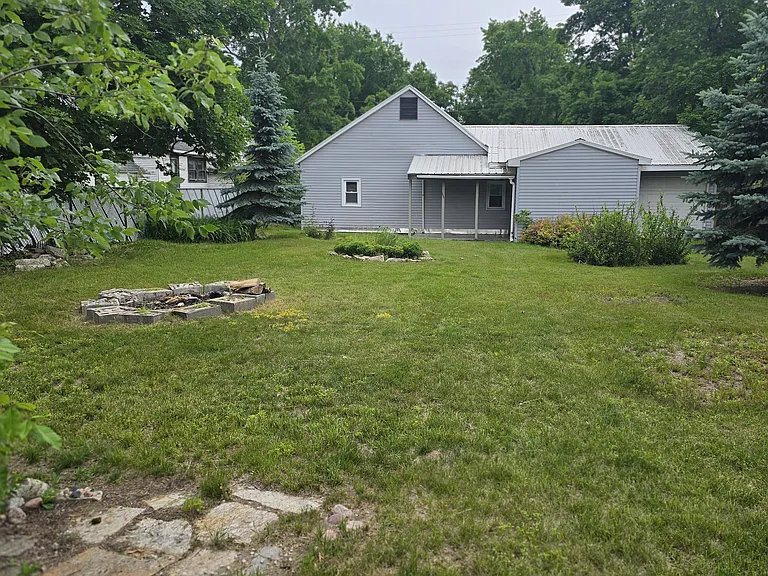 517 Bond St — Photo 8
