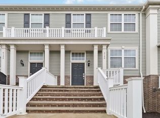 6140 N Pointe Dr, Pepper Pike, OH 44124