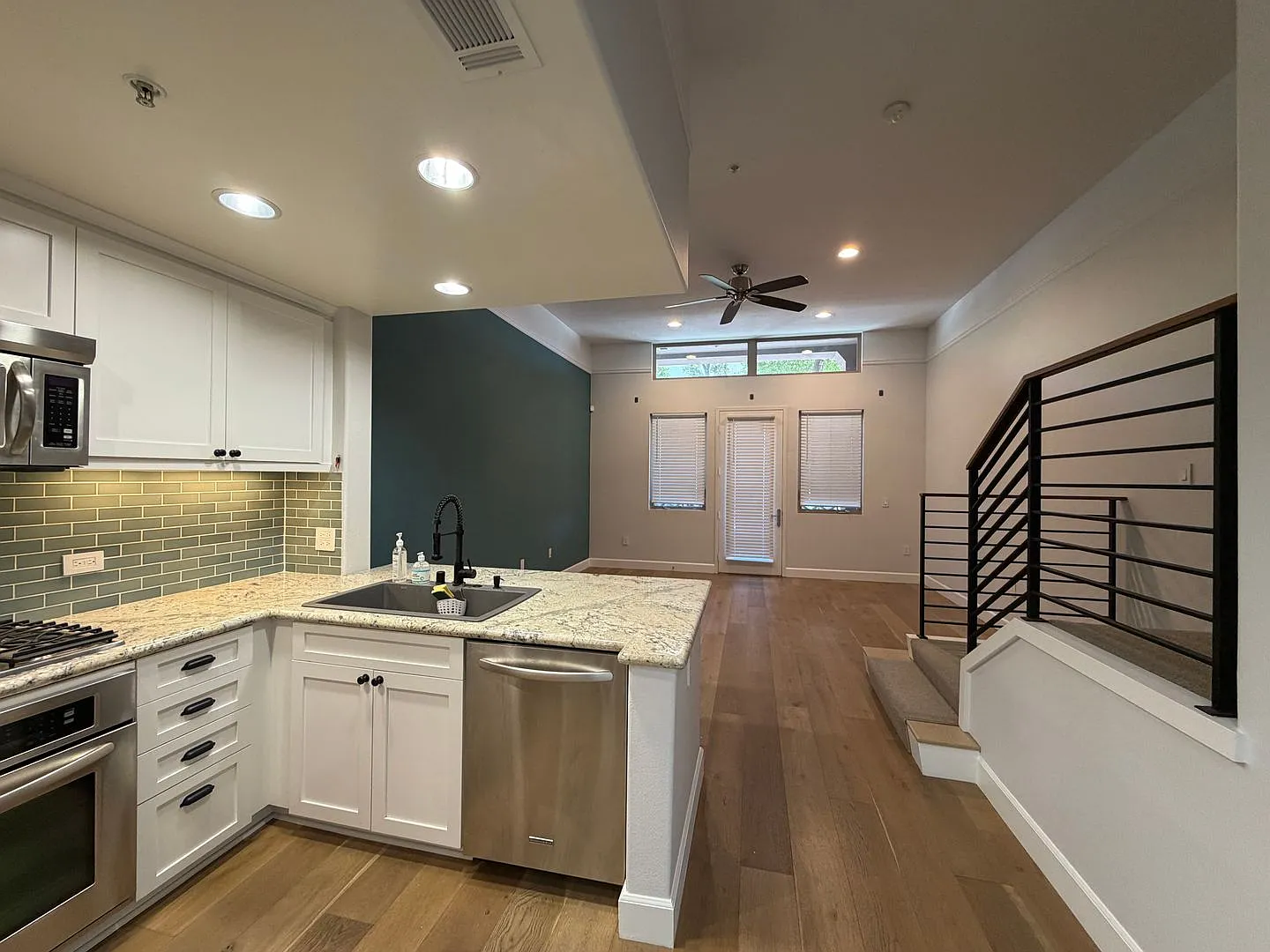 931 Walnut — Photo 2