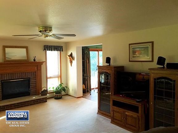 L RM W/ GAS FIREPLACE.