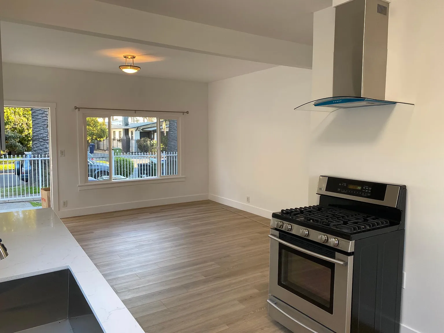 2 bed, 800 sqft, $2,575 — Photo 2