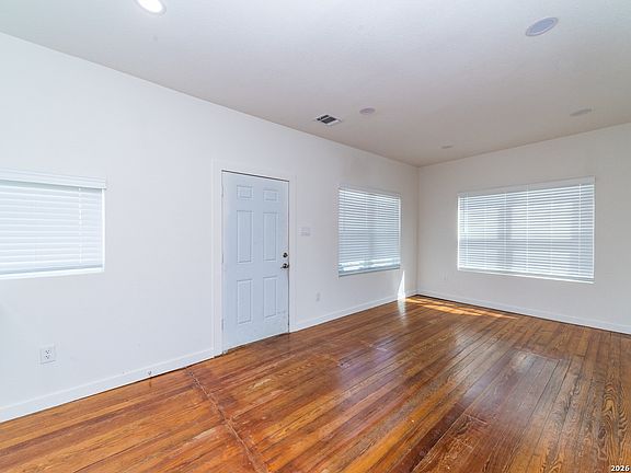 5th image of 930 W Ridgewood Ct