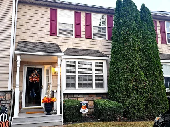 20 Hoag Ln, Aston, PA 19014