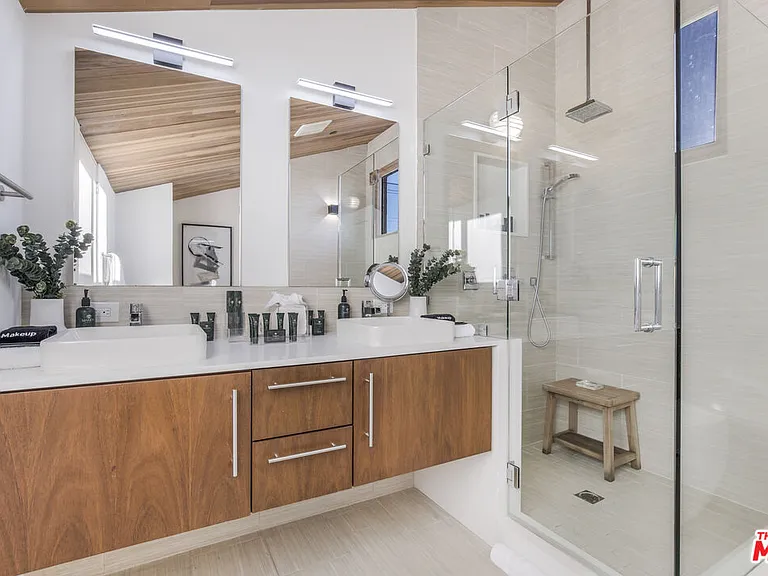 661 Broadway St — Photo 22